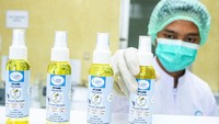 Mahasiswa jurusan farmasi Universitas Buana Perjuangan (UBP) Karawang menunjukkan hand sanitizer hasil karyanya. Mereka membuat hand sanitizer yang sesuai dengan standar Badan Kesehatan Dunia atau WHO.