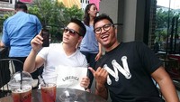 Begini serunya Detri di masa lalu saat bertemu dengan sahabatnya. Mereka pun asyik bercengkrama sambil menikmati segelas es teh yang segar. Foto: Instagram @detriwarmanto