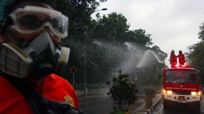 Penyemprotan Disinfektan di Jalan Batas Provinsi