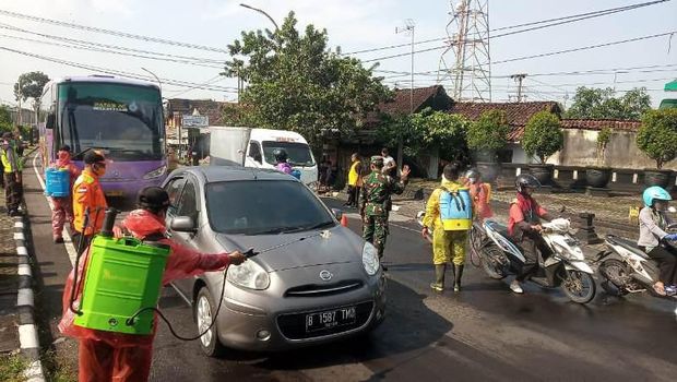 Pandemi Corona, Kendaraan Keluar-Masuk Magelang Disemport Disinfektan