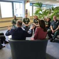 Staf NHS dan tim gawat darurat tidak hanya merespons kebutuhan publik, seperti kita semua, mereka juga mengkhawatirkan kondisi keluarga dan orang-orang tercintanya. Mereka juga butuh dukungan seperti kita membutuhkan mereka. Itu mengapa saya dan Catherine bangga mengunjugi staf yang sedang bekerja di NHS 111 untuk menyampaikan terima kasih, kata William. (Foto: Kensington Palace via AP)