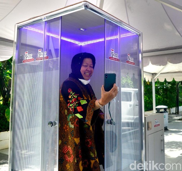 wali kota risma di bilik disinfektan