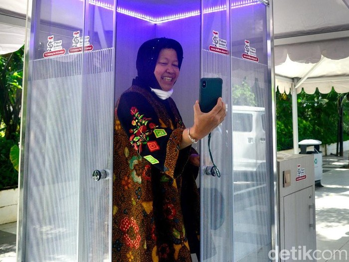 wali kota risma di bilik disinfektan