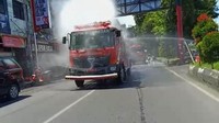 Dinas Pemadam Kebakaran Kota Makassar dikerahkan untuk melakukan penyemprotan di sejumlah fasilitas umum dan permukiman warga. Foto: Istimewa.