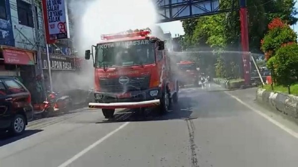 Pantai Losari hingga Bus di Makassar Disemprot Disinfektan