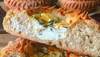 Tak hanya cantik, roti buatan Hannah P. juga enak. Ia kerap berkreasi seperti menggunakan rosemary dan cream cheese sebagai isian roti. Foto: Instagram blondieandrye