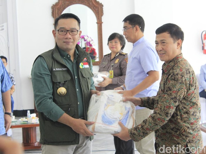 Ridwan Kamil bagikan masker gratis