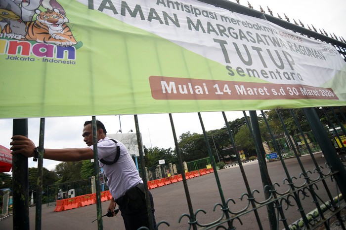 Taman Margasatwa Ragunan ditutup sementara untuk mengantisipasi penyebaran virus corona. Penutupan berlangsung hingga 30 Maret 2020.