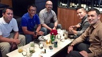 Mantu dari Tjahjo Kumolo ini kerap berkumpul dengan rekan dan sahabat-sahabatnya. Seperti momen kumpulnya berikut, ia dan rekannya asyik menikmati beberapa gelas minuman. Foto: Instagram @detriwarmanto