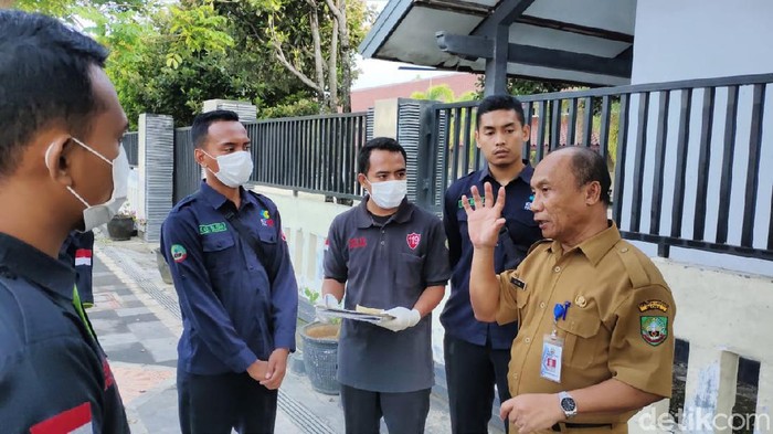 Plt Kepala Dinkes Blora, Lilik Hermanto saat memberikan arahan kepada tim medis.
