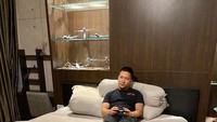 Detri Warmanto adalah seorang aktor Indonesia yang menghiasi berbagai judul sinetron serta FTV di layar kaca. Hari ini ia mengejutkan netizen Indonesia karena umumkan positif virus corona setelah dirinya sempat bertemu Menteri Perhubungan Budi Karya. Ia mengabarkan hal ini melalui Instagram dan menjelaskan secara detail bagaimana gejala yang ia miliki sampai dinyatakan positif virus corona. Foto: Instagram @detriwarmanto