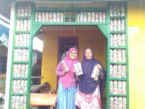 Inspiratif, Emak-emak Mawar Berduri Buat Ini dari Sampah Plastik