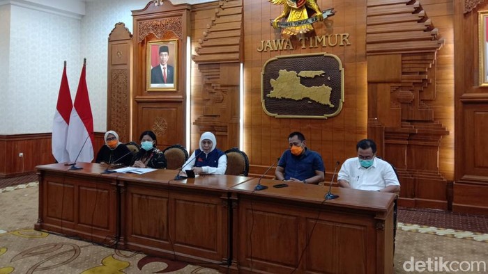 Gubernur Jawa Timur Khofifah jumpa pers di grahadi