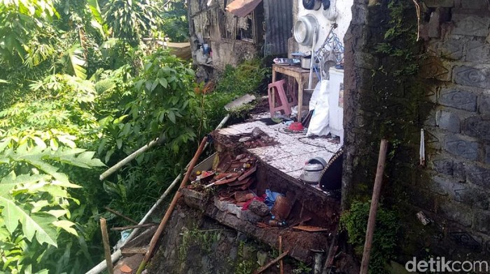 dapur warga sukabumi terseret longsor