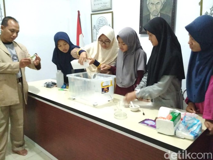 Santri serang bikin hand sanitizer
