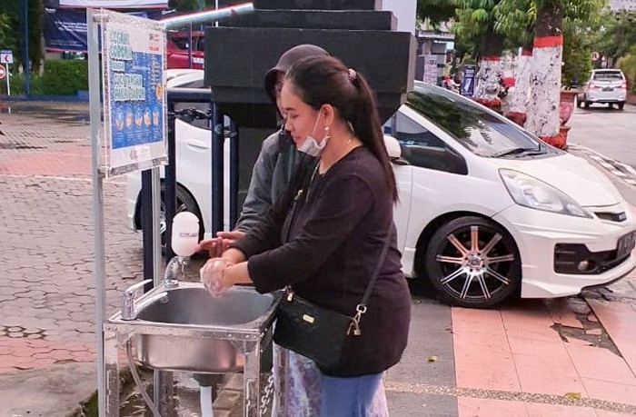 Penyediaan Faslititas Cuci Tangan di Tempat Umum Guna menerapkan hidup sehat dan mengurangi penyebaran virus Corona yang merebak, penyediaan fasilitas cuci tangan mulai disediakan di beberapa tempat umum seperti ini. Termasuk di halaman Kantor perbankan Cabang Bank BRI Blitar, Jawa Timur.