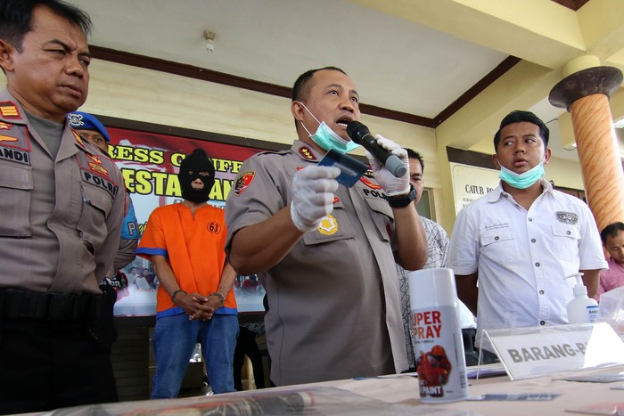 Polresta Banyuwangi berhasil mengungkap kasus pembobolan mesin ATM. Satu orang tersangka bersama barang bukti diamankan.