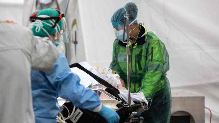 Otoritas Italia melaporkan 627 kematian baru akibat virus Corona atau COVID-19 dalam sehari. Jumlah total korban meninggal di Italia kini melampaui 4 ribu orang