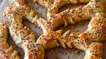 10 Kreasi Roti Bermotif Cantik Buatan Baker Handal