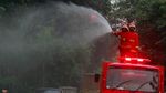 Penyemprotan Disinfektan di Jalan Batas Provinsi