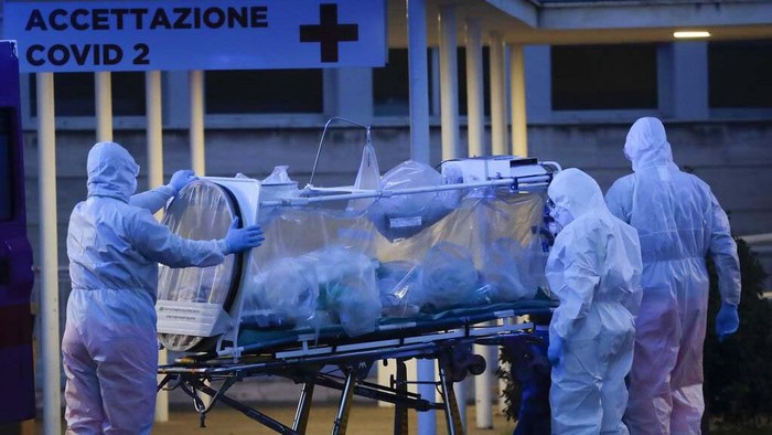 Italia yang Berduka karena Corona Italia kini jadi pusat wabah corona. Negeri Pizza itu kini tengah berduka karena korban meninggal akibat virus tersebut tertinggi di dunia.