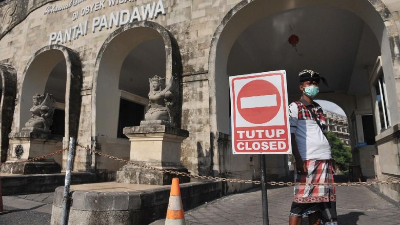 OBJEK WISATA DI BALI DITUTUP SEMENTARA Petugas berjaga di kawasan wisata Pantai Pandawa yang ditutup sementara di Badung, Bali, Sabtu (21/3/2020). Pengelola sejumlah destinasi pariwisata di wilayah Kabupaten Badung seperti Pantai Pandawa, kawasan Garuda Wisnu Kencana, Hutan Kera Sangeh serta Taman Ayun mulai menghentikan operasionalnya sementara sebagai salah satu upaya pencegahan penyebaran COVID-19 atau Virus Corona. ANTARA FOTO/Fikri Yusuf/aww.