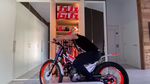 Usir Bosan saat #dirumahaja, Pebalap Ini Main Motor Trial di Dalam Rumah
