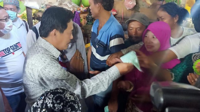 Dinkes Sidoarjo bagi-bagi masker