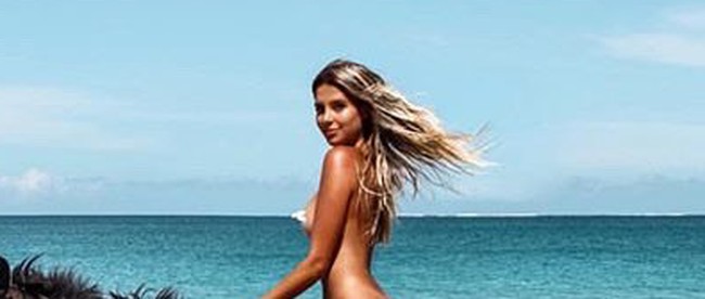 Seperti dilansir Daily Star, dalam upaya untuk membangkitkan semangat, Sarah berbagi foto dirinya tanpa busana di atas kuda dan mengungkapkan bahwa semuanya akan kembali normal ketika pandemi virus corona berakhir.  Foto: Instagram/@sarahkohan