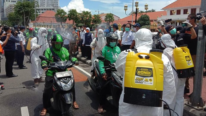 ratusan ojol disemprot disinfektan