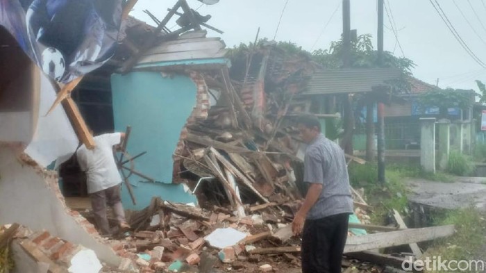 Mobil boks tergelincir menyeruduk warung sayur di Ciamis