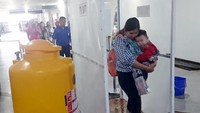 Wali kota Surabaya, Risma memperlihatkan bilik sterilisasi yang diberi nama Bilik Disinfektan Trisakti yang langsung dipasang dan diterapkan di bandara Juanda. Dinas Kesehatan bersama tim teknis juga sudah berkoordinasi untuk melakukan penyemprotan disinfektan melalui blower yang ditambahkan dalam bilik tersebut.