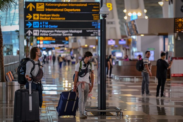 Calon penumpang menunggu jadwal penerbangan di Terminal 3 Bandara Soekarno Hatta, Tangerang, Banten, Sabtu (21/3/2020). PT Angkasa Pura II mencatat penurunan penumpang sebanyak 4-5 persen pada Februari dibandingkan periode yang sama tahun sebelumnya yang disebabkan oleh menurunnya pergerakan pesawat di bandara-bandara yang dikelola perusahaan sebesar enam persen akibat wabah COVID-19. ANTARA FOTO/Fauzan/aww.