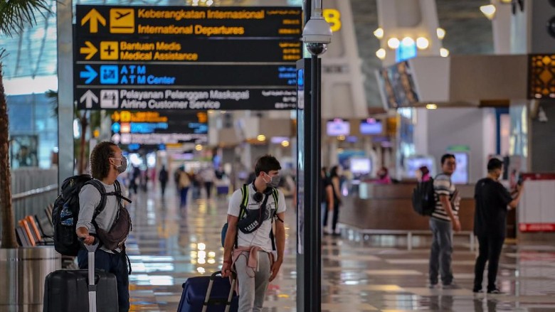 JUMLAH PENUMPANG DI BANDARA AP II TURUN AKIBAT WABAH CORONA Calon penumpang menunggu jadwal penerbangan di Terminal 3 Bandara Soekarno Hatta, Tangerang, Banten, Sabtu (21/3/2020). PT Angkasa Pura II mencatat penurunan penumpang sebanyak 4-5 persen pada Februari dibandingkan periode yang sama tahun sebelumnya yang disebabkan oleh menurunnya pergerakan pesawat di bandara-bandara yang dikelola perusahaan sebesar enam persen akibat wabah COVID-19. ANTARA FOTO/Fauzan/aww.
