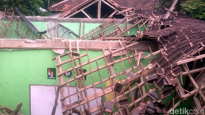 Satu bangunan sekolah di Sukabumi ambuk akibat diguncang gempa M 3,5