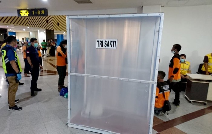 Bilik Disinfektan Mulai Dipakai di Bandara Juanda Beragam cara dilakukan untuk mengantisipasi penyebaran virus corona. Seperti di Bandara Juanda ini yang telah memakai bilik disinfektan sebagai upaya pencegahan dan sterilisasi orang.