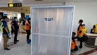 Pemerintah Kota Surabaya bersama dengan dinas perhubungan, dinas pemadam kebakaran bersinergi dengan PT Angkasa Pura 1 Juanda, Surabaya mulai mengaplikasikan bilik disinfektan sebagai upaya pencegahan virus COVID-19.