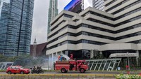 Hal ini dilakukan untuk mengurangi kegiatan keramaian penduduk yang berpotensi menimbulkan kontak fisik yang berisiko terhadap penularan wabah virus Corona.