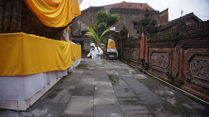 Penyemprotan Disinfektan di Pura dan Gereja Pemerintah Kota Cimahi melakukan penyemprotan disinfektan di Pura Wira Loka Natha. Penyemprotan juga dilakukan di Gereja Santo Ignatius.