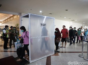 Dua Bilik Sterilisasi Corona Dipasang di Pintu Kedatangan Bandara Juanda