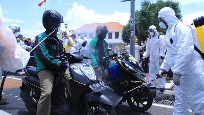 Disinfeksi Corona di Surabaya Sasar Para Pengemudi Ojol Sebagai salah satu pencegahan virus Corona, penyemprotan disinfektan terus dilakukan. Di Surabaya operasi disinfeksi menyasar para pengemudi ojol.