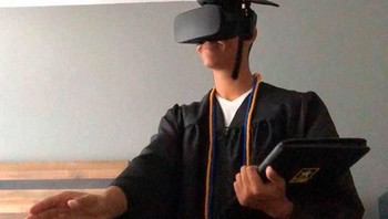 Mungkin bagus juga kalau para mahasiswa yang seharusnya diwisuda tahun ini melakukan wisuda virtual pakai VR. Foto: via Bored Panda