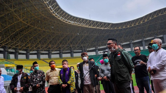 Gubernur Provinsi Jawa Barat Ridwan Kamil (kedua kanan) memberikan pengarahan saat mengecek kesiapan tes massal (Rapid Test) di stadion Patriot Chandrabhaga, Bekasi, Jawa Barat, Minggu (22/3/2020). Pemerintah Provinsi Jawa Barat menyiapkan 3 lokasi tes massal wabah virus COVID-19 di stadion Jalak Harupat, stadion Pakansari dan stadion Patriot Chandrabhaga untuk deteksi dini warga yang kemungkinan terpapar virus. ANTARA FOTO/ Fakhri Hermansyah/foc.