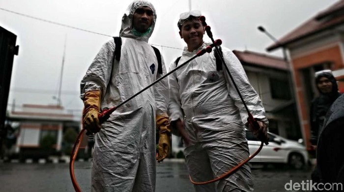 PMI Kota Sukabumi menyemprotkan disinfektan untuk mencegah virus corona. Mereka harus melayani permintaan penyemprotan dari berbagai istansi.