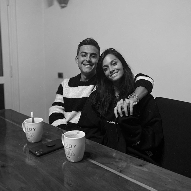 Hi everyone, I just wanted to inform you that we have received the results for the Covid-19 test and both Oriana and I have tested positive. Luckily we are in perfect conditions. Thanks for your messages, demikian Paulo Dybala menulis pada keterangan foto yang memperlihatkan kebersamaannya dengan Oriana. Foto: Dok. Instagram