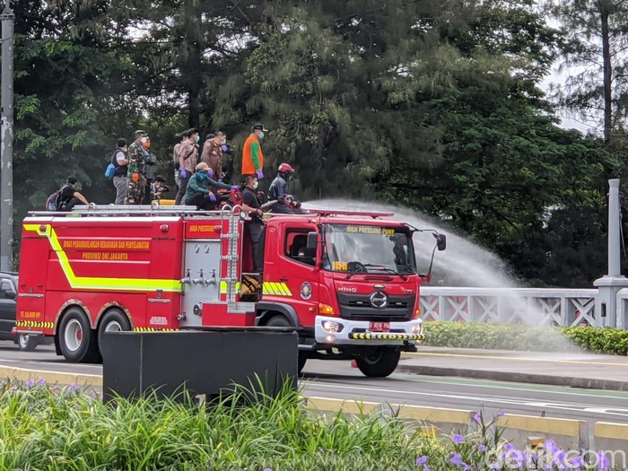 Ruas jalan protokol Sudirman-Thamrin menjadi salah satu lokasi yang disemprot disinfektan, Minggu (23/3). Selama proses penyemprotan, akses jalan bakal ditutup.
