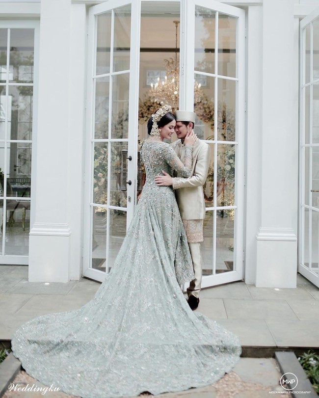 Menikah dengan mantan pesepakbola Syamsir Alam, Puteri Indonesia 2017 Bunga Jelitha membungkus tubuhnya dengan kebaya kehijauan dari Vera Kebaya. Kebaya tersebut dipadu dengan semacam luaran yang memilik rok panjang nan dramatis. (Foto: Instagram)