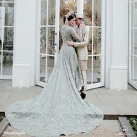 Menikah dengan mantan pesepakbola Syamsir Alam, Puteri Indonesia 2017 Bunga Jelitha membungkus tubuhnya dengan kebaya kehijauan dari Vera Kebaya. Kebaya tersebut dipadu dengan semacam luaran yang memilik rok panjang nan dramatis. (Foto: Instagram)