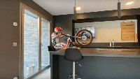 Antoni Bou merupakan pebalap trial profesional, yang memenangi beberapa musim balap FIM Trial World Championship. Berbeda dengan motor trail, motor trial digunakan untuk balap rintangan dengan karakter slow speed yang sangat sangat mengandalkan kemampuan teknik si pengendara. Motor trial juga tidak memiliki jok, karena untuk melewati berbagai rintangan ekstrem itu, pebalap harus memanfaatkan gerakan semua anggota tubuhnya. Foto: Istimewa