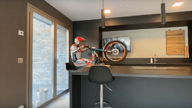 Pebalap motor trial trabasan di dalam rumah